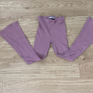 Byxor  - lila byxor, utslängda och fina. Jag har andvändt den några gånger men den är som ny, jag tvättar den innan jag säljer och denr köpt på 157❤️