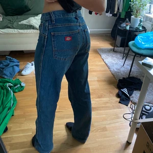 dickies jeans - skitsnygga mörkblå dickies jeans! passar mig som är 170cm bra i längden! hör av er vid frågor!💓💓