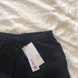 Zara byxa - Säljer mina helt oanvända och slutsålda byxor från zara! 