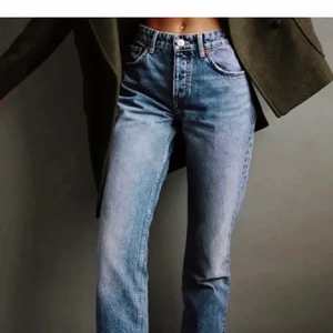 Midrise jeans zara - Kommer inte till användning längre så därav säljer jag, storlek 32💗