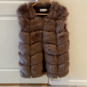 Pälsväst - Fake päls väst i storlek L men passar mig som är en s/xs.