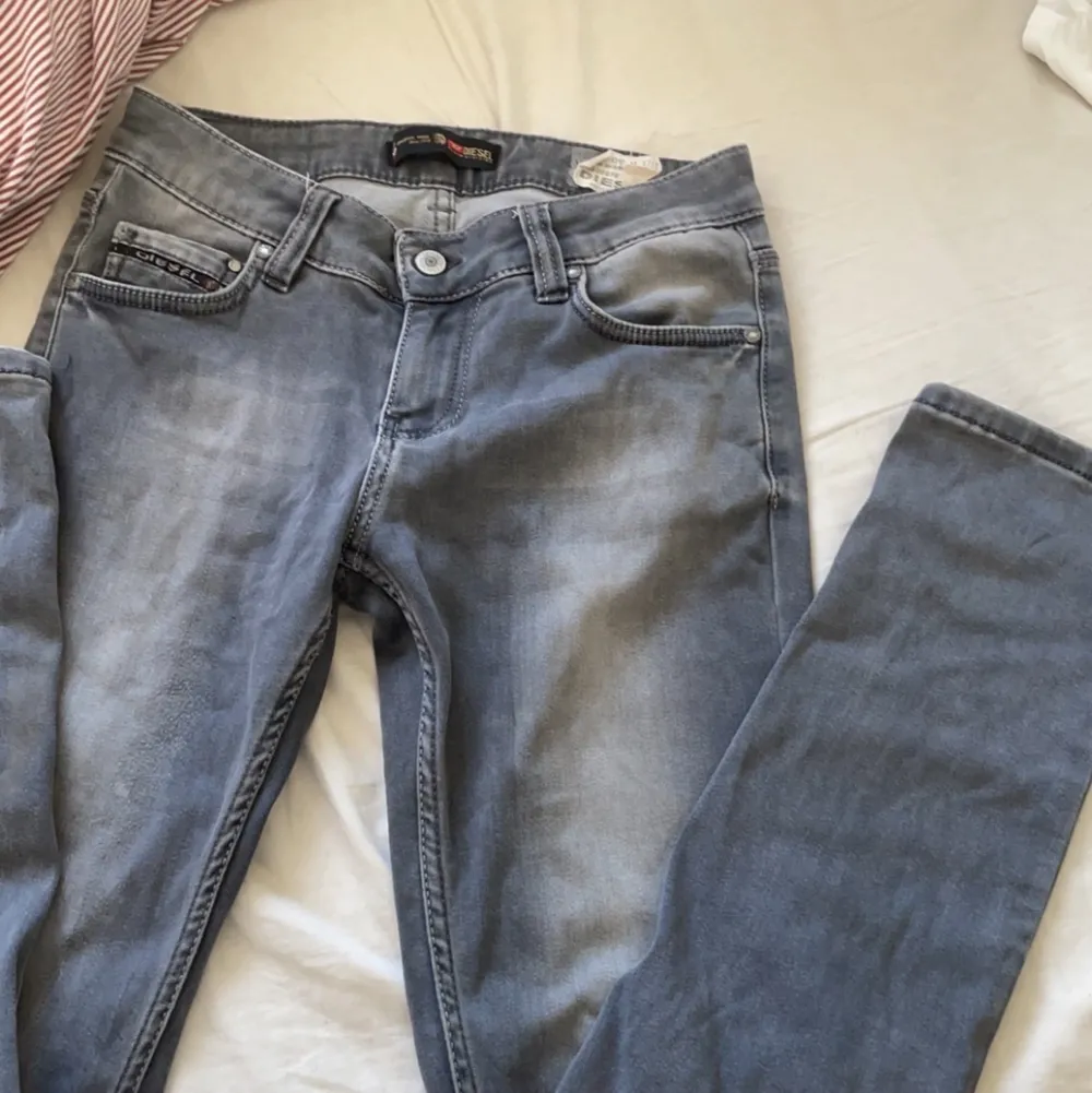 Säljer dessa snygga gråa lågmidjade jeans från Disel då dom är för stora för mig och inte kommer till användning. Några små tecken på användning men ingen man tänker på. Storlek W30/L34 säljer för 150+frakt💗. Jeans & Byxor.