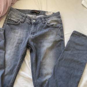 Säljer dessa snygga gråa lågmidjade jeans från Disel då dom är för stora för mig och inte kommer till användning. Några små tecken på användning men ingen man tänker på. Storlek W30/L34 säljer för 150+frakt💗