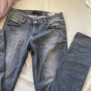 Lågmidjade jeans - Säljer dessa snygga gråa lågmidjade jeans från Disel då dom är för stora för mig och inte kommer till användning. Några små tecken på användning men ingen man tänker på. Storlek W30/L34 säljer för 150+frakt💗