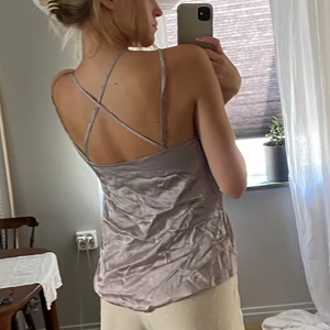 Partytopp  - Superfint linne från Weekday. Ostyrkt på bild. Rätt tight över brösten så skulle rekommendera till b-kupa eller mindre. :)