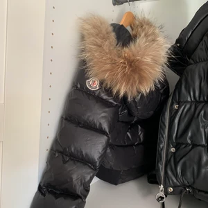 Moncler - Lägger upp igen pågående öseriösa köpare. Säljer min moncler jacka i jätte bra skick, skriv för fler bilder på jackan samt äktenhetsbevis. Säljer pågrund utav jag inte använder jackan längre. Kan gå ner i pris vid snabb affär.