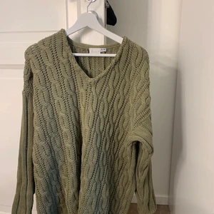 Kabelstickad tröja  - Skriv privat vid intresse eller frågor😊. Säljer många plagg just nu, kolla in profilen. Priserna är diskuterbara💕