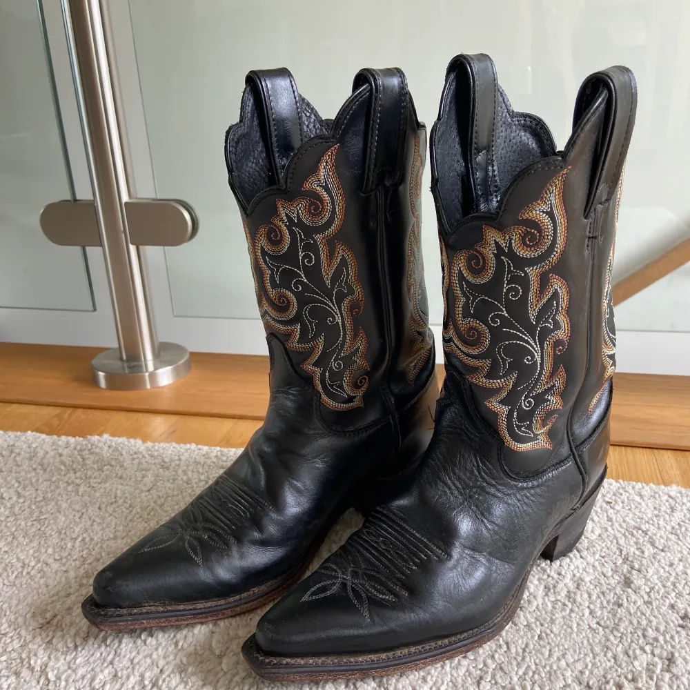 Säljer dessa vintage cowboyboots då de tyvärr är försmå🪩🪐✨ kan mötas upp i Jönköping eller frakta men då står köparen för frakt. Skor.