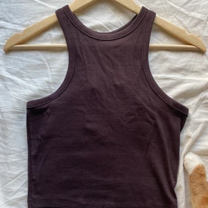 Tank Top från H&M - Linnet är aldrig använt då det är för litet för mig, jag köpte det i fel storlek men hann inte lämna tillbaka inom 30 dagar, jag säljer den istället. Jag säljer den därför lite billigare än orginalpriset. Strechigt material. Köparen står för frakten❤️