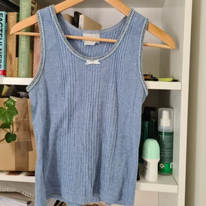 Blått linne - KONTAKTA INNAN KÖP NU. Linne med rosett och detaljer köpt second hand, i 8-9/10 skick. Inte tajt i armhålorna, står inget på lapparna i linnet. Är s på bild. Frakt 29 kr med köp nu🌈