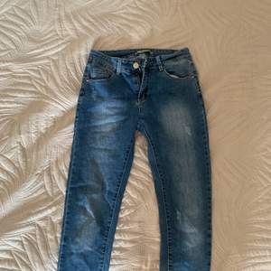 Blå skinny jeans tajta low-rise. Bra kvalité, ganska småa bra för folk runt 155cm