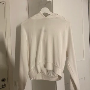 Croppad luvtröja - Säljer denna croppade luvtröja som har lite tunnare material ifrån Bik bok (obs den är i storlek S men passat lika bra på dem som har storlek M)