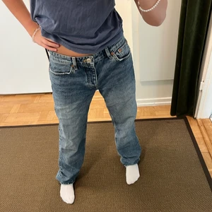 Zara jeans low rise  - I princip helt oanvända, tror de ska vara mid Rise med sitter low rise och lite baggy på mig, lågt pris pga rensar min garderob💖