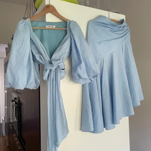 Adoore - Set Toscana - Adoore set Toscana. Strl 38. Bra skick   Pris:  Topp: 500 kr (nypris 995 kr) Kjol: 550 kr (nypris 945 kr) Hela setet: 1 000 kr