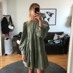 Sommarklänning  - Grön klänning från ginatricot i fint skick, stl 36. Köparen står för frakten, kan annars mötas i Kalmar!  