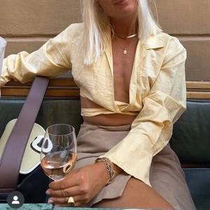 Gul blus & other stories  - Gul blus med band som knyts runt midjan. I fint skick. Storlek 34.