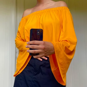 Offshouldertröja med fjärilsarmar - Superfin offshouldertröja i Strechigt material, använd fåtal gånger!