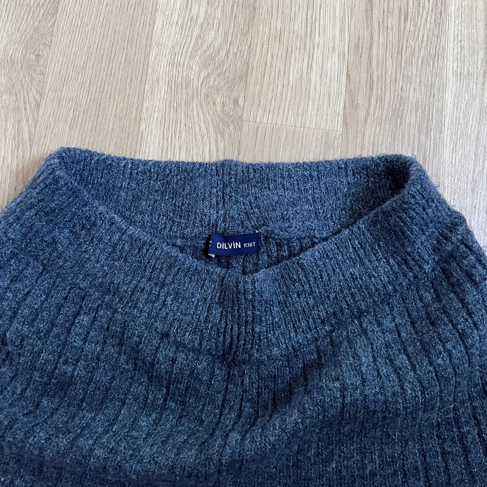 Super mysiga stickade byxor från chiquelle. Mjuka och stretchiga så formar sig fint efter kroppen. Är i mycket fint skick då de endast använts ett fåtal gånger. Nypris: 399kr. Jeans & Byxor.