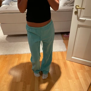 Pyjamasbyxor  - Snygga pyjamasbyxor från pull&bear. Oanvända med lappen kvar. Jag är 173💗 köparen står för frakten.