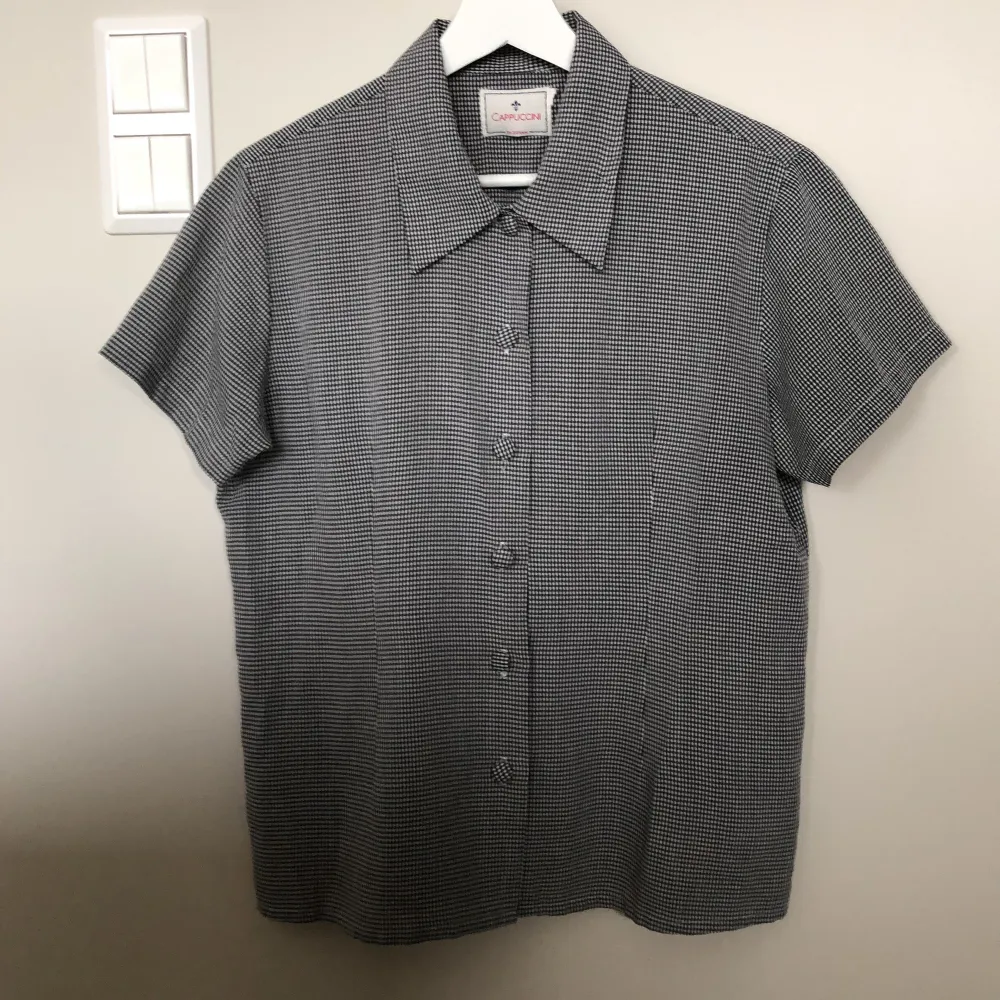 En kortärmad skjorta som jag köpt second hand men aldrig använt🖤 Står ingen storlek men skulle säga att den passar XS-S. Köparen står för frakten . Skjortor.