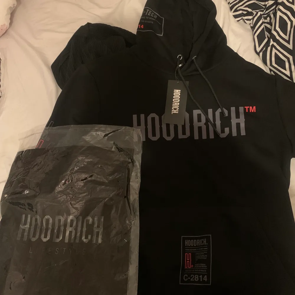 Hej säljer min Hoodrich hoddie i storlek M använd typ 5 gånger så nästans som ny   Ny pris 1200kr . Hoodies.