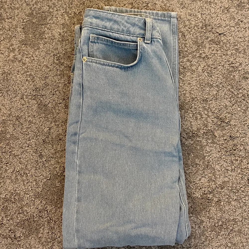 Snygga jeans från Nelly, men har tyvärr blivit lite korta för mig. Nypris 399kr. Köparen står för frakten.. Jeans & Byxor.