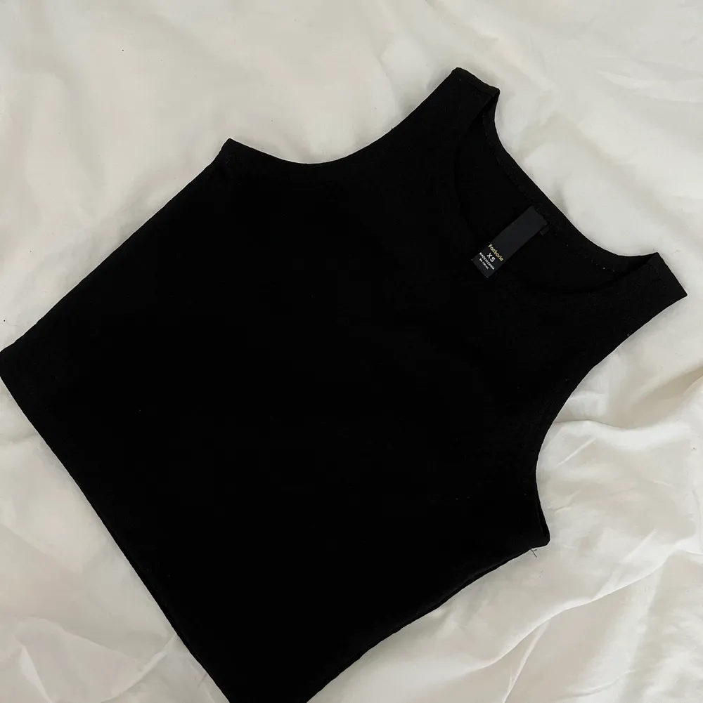 Svart crop top i ribbat och strechigt material.  Köpt i Australien.. Toppar.