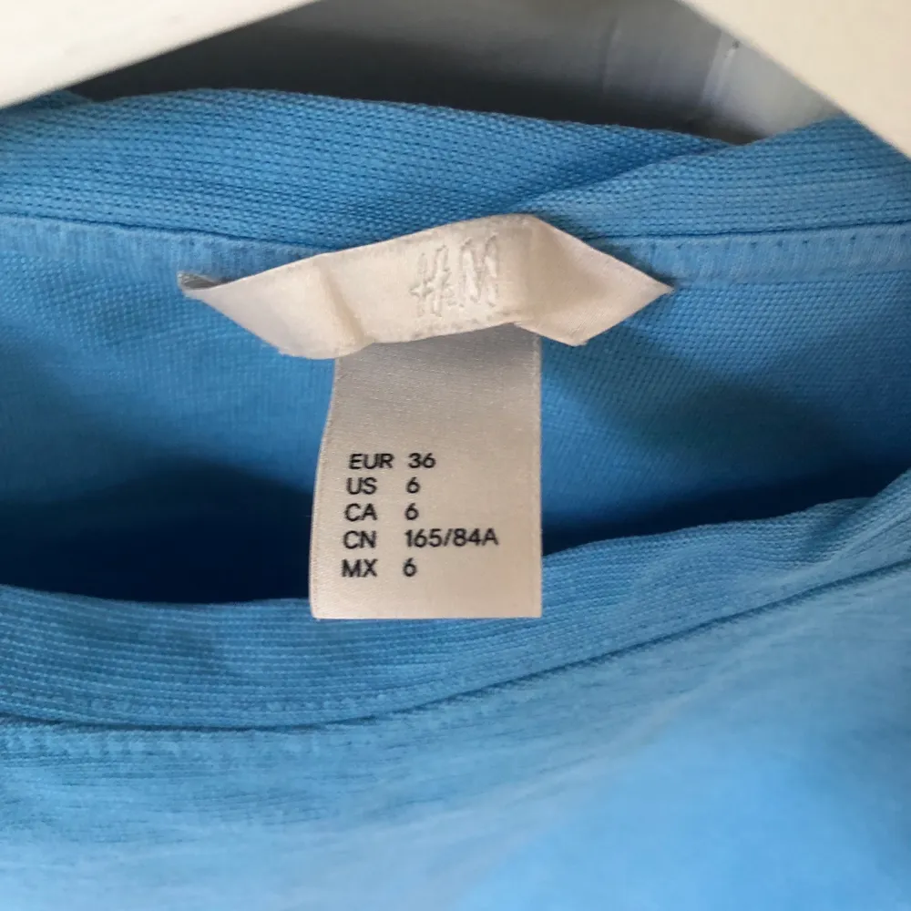 En blå volangärmad tröja! I storlek 36 men passar mindre med! Den är i från H&M! De kostar 60kr och frakten är 39kr. 60+39=99kr. T-shirts.
