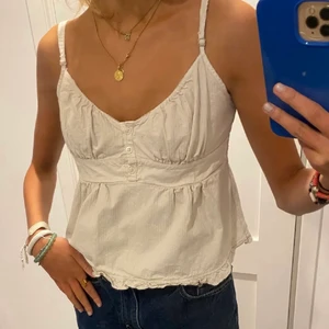 Söt topp - Jättefint linne med justerbara band från Brandy Melville. I nyskick och inte använd många gånger, frakt kostar 41kr❤️