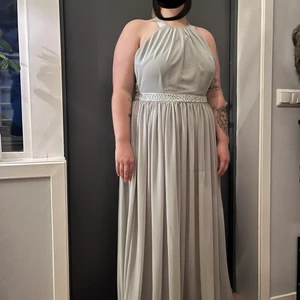 Goddiva klänning  - Köpte denna för student balen. Bara prövad, ej använd annars.  Storlek 16UK motsvarar:  Byst: 103cm  Midja 85cm