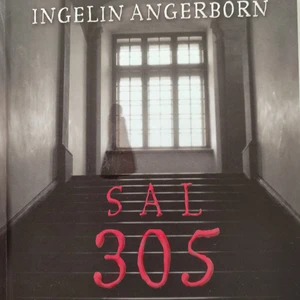 Sal 305 - Sal 305 inbunden. Svenska. Lite skadat på utsidan men inget som syns mycket tydligt. Lite rosa vid en kant med annars är den i bra skick. Sidorna från insidan ser helt nya ut. 