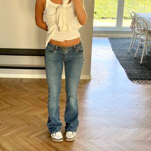 Vintage Levis lågmidjade jeans! nyskick!☺️Innerbenslängd: 79cm, höftmått: 85cm. Kontakta mig för ytterligare bilder eller frågor🥰