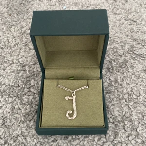 Maria Nilsdotter halsband - Intresekoll på mitt fina Maria Nilsdotter halsband med ett j på. Köpte för ungefär 4 månader sedan, använt sparsamt(har inga defekter) alltså väldigt fint skick. Köpte för 1800kr, den här modellen säljs inte längre. Buda själva. Köpare står för frakt.