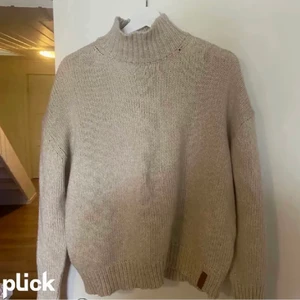 stickad tröja - Superfin, säljer då den inte kommer till användning.