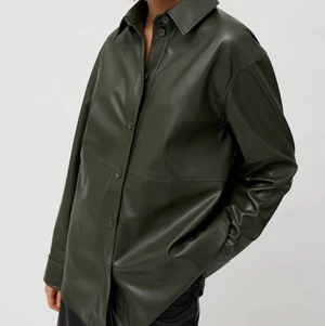 Weekday Skinnskjorta / overshirt i grönt  - Grön oversize skinnskjorta i faux skinn från weekday. Använd 3 ggr. Storlek xs men den är oversize så passar även S och M! Så snygg i höst! 