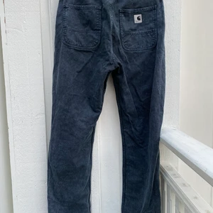 Carhartt WIP W’Sonora Double Knee Byxa  - Säljer dessa svarta Carhartt byxor i mycket bra skick. Byxorna köptes helt nya och har endast använts ett fåtal gånger. Inga defekter på dessa alls. Originalpriset ligger på ungefär 1200kr. 