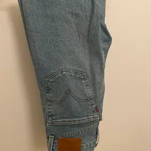 Ribcage straight jeans frå Levis💕Använa några fåtal gånger,bra skick💞Liten fläk på benet,syns inte så mycket men säljer ändå billigare💕900 ordinarie pris❤️
