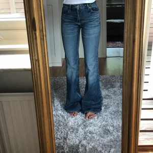 Zara bootcut jeans - Zara bootcut jeans i strl 36. Aldrig använda, så mycket bra skick. Väldigt långa! Jag är 174 cm. Nypris 400 kr. Skriv privat om intresserad.