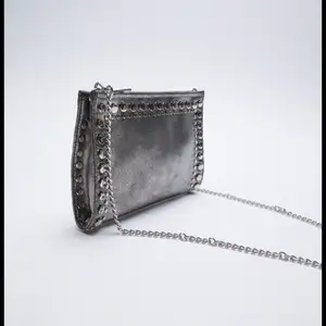 Säljer denna fina väska ifrån zara som är väldigt eftertraktad. Perfekt storlek och får plats med mycket. Bara använd en gång. ❤️❤️