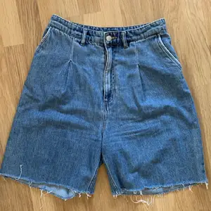 Mörkblåa Denim shorts från Monki, storlek 38. Säljer pga att de är för stora, knappt använda. Köparen står för frakten 
