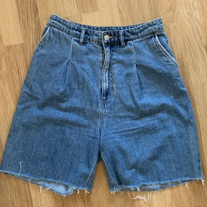 Shorts - Mörkblåa Denim shorts från Monki, storlek 38. Säljer pga att de är för stora, knappt använda. Köparen står för frakten 
