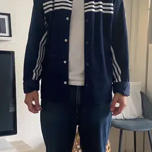 Säljer denna adidas jacka som är marinblå, skriv vid intresse, jag står ej för frakt 😊