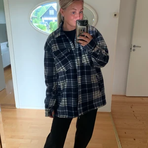 Jacka  - Teddy jacka som är köpt second hand. Älskar den, har används mycket men sparsamt! Väldigt varm och gosig😍💕