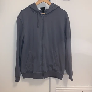 Oversize Zip Up Hoodie  - Stor mysig hoodie från HM. Väldigt mjuk inuti då jag knappt använt den. Väldigt bra skick 