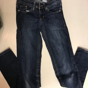 Lågmidjade jeans, superlow - Lågmidjade jeans, stl 24/30  Tror inte de är använda någon gång, endast provade  Skinny 