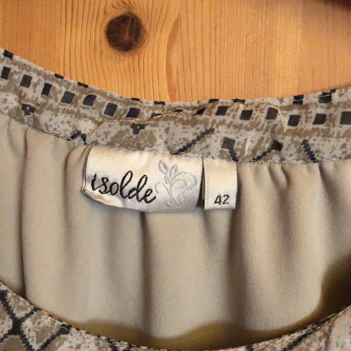 Tunn blus från Isolde i stl 42 - 91