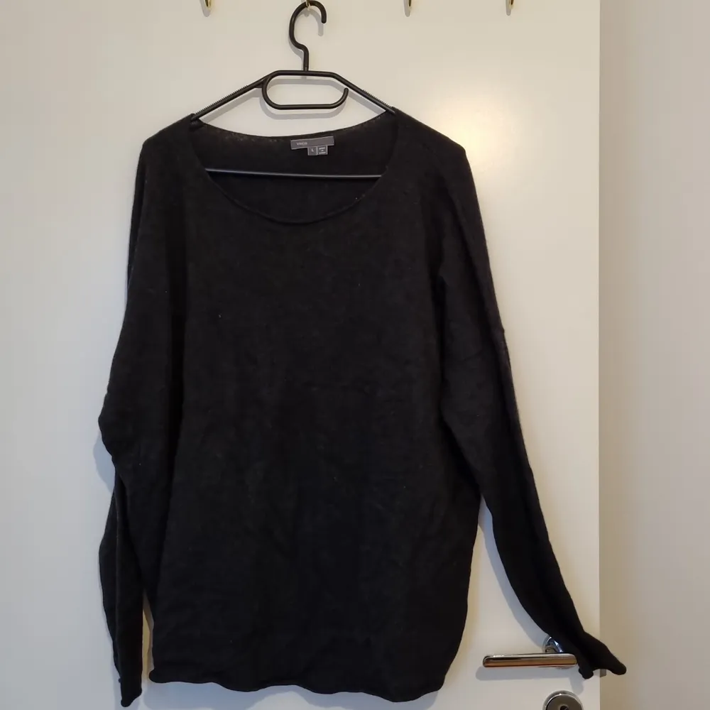 Tunn ulltröja. Stickad, mörkgrå. 70% ull, 30% cashmere. Bra skick med någon liten noppa i nederkant. . Tröjor & Koftor.