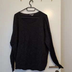 Stickad tröja ull - Tunn ulltröja. Stickad, mörkgrå. 70% ull, 30% cashmere. Bra skick med någon liten noppa i nederkant. 