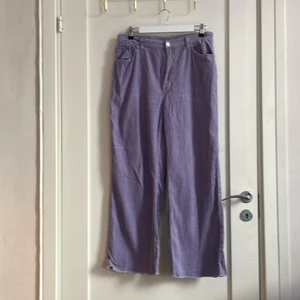 Lila Manchesterbyxor från Monki - Vida byxor i manchestertyg i lila från Monki. Storlek 42. Klippt av ca 5 cm vid benen pga var för långa för mig (163 cm) vid köp. 