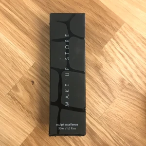 MAKEUPSTORE foundation - Färgen Corn. Oöppnad. Spårbart frakt tillkommer på 51kr.